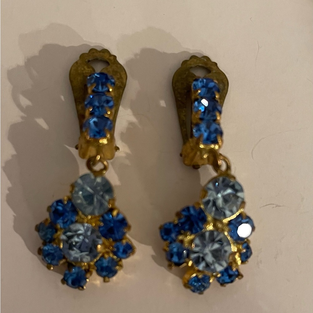 💥$10 or 3 for $15💥 Vintage Clip On Light & Dark Blue glass earrings